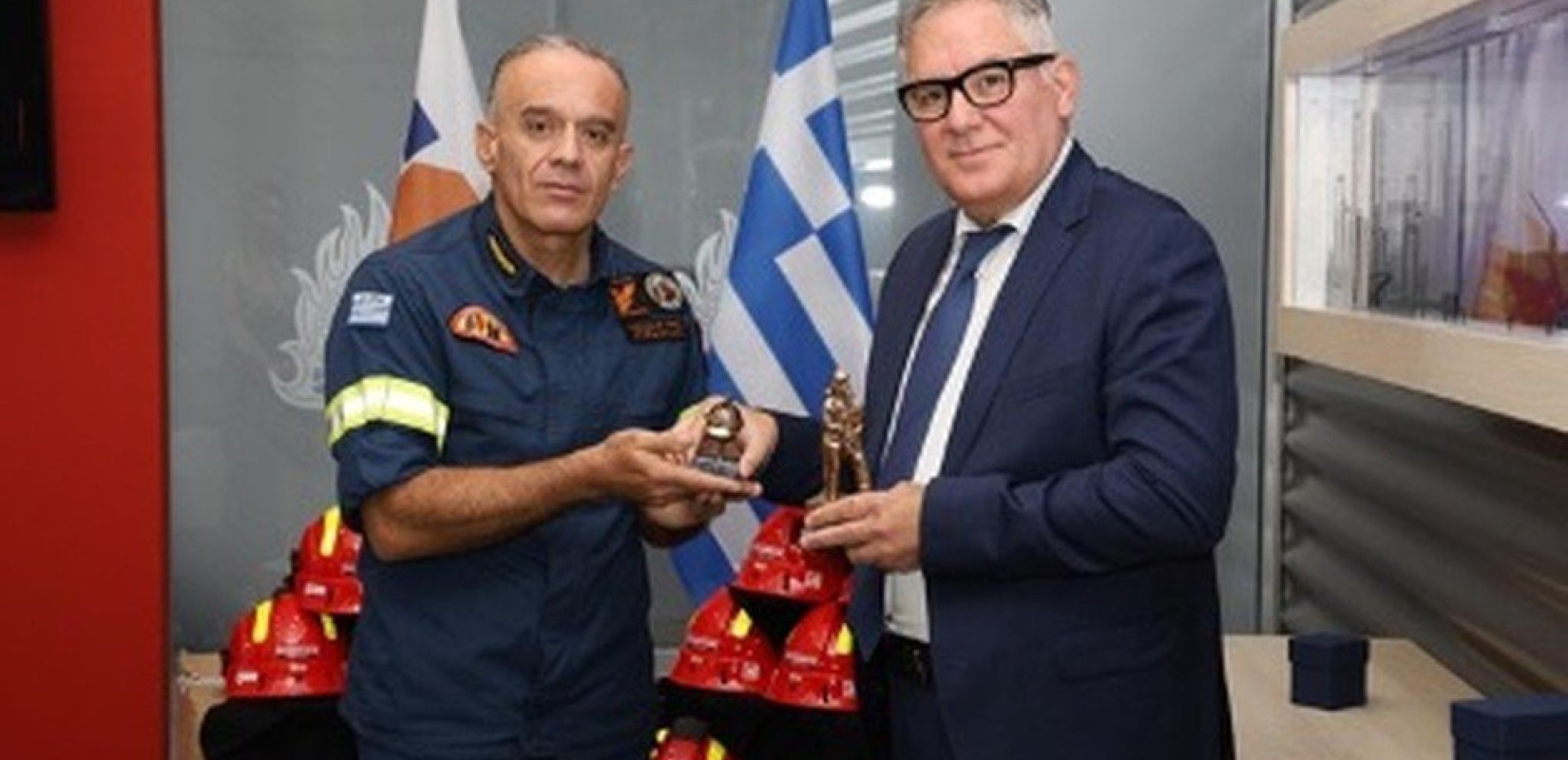 Τελετή παράδοσης πυροσβεστικών κρανών από την ISOMAT 