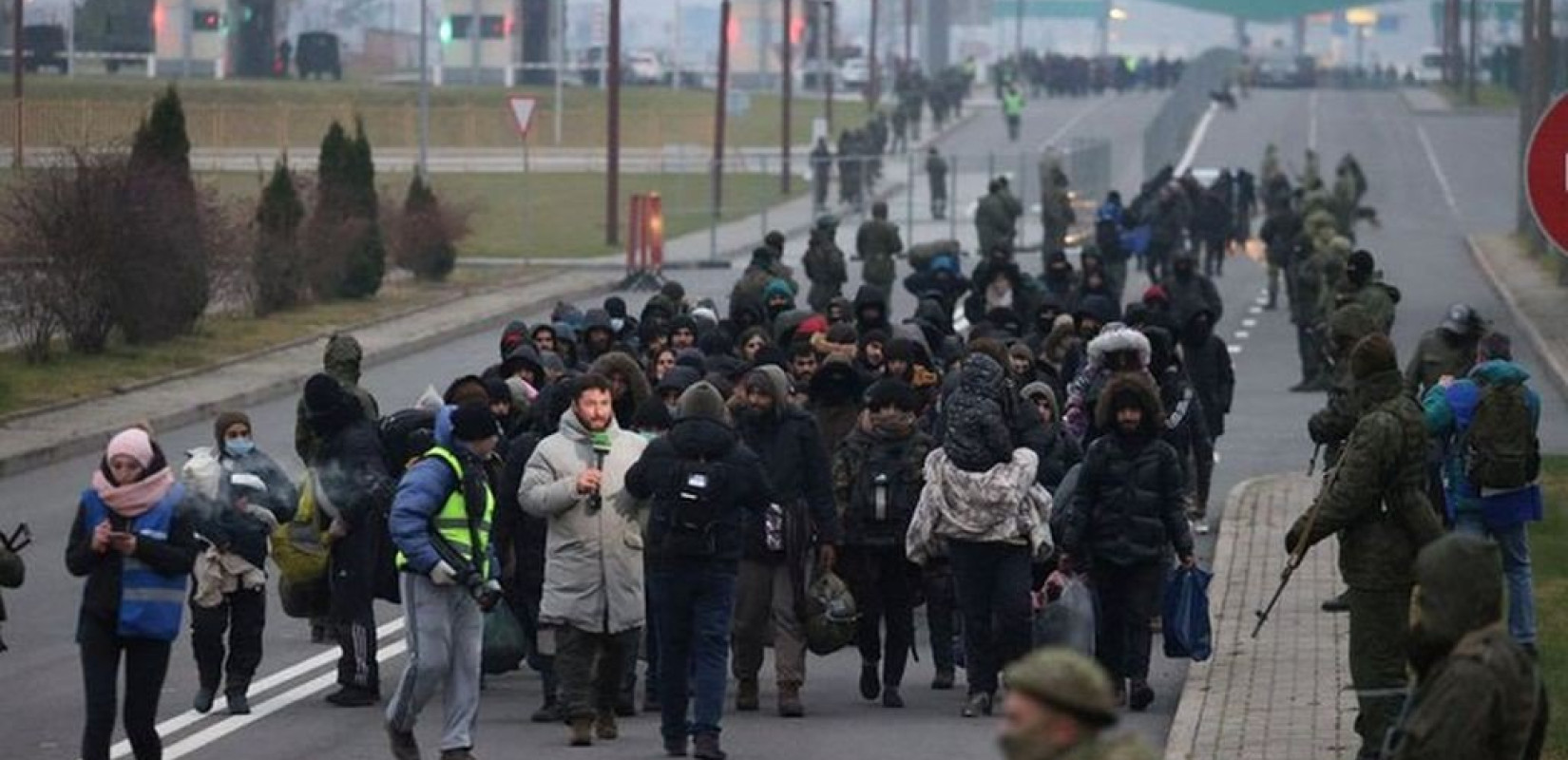 Οι Πολωνοί πέταξαν δακρυγόνα και νερό στους εξαθλιωμένους μετανάστες (βίντεο)