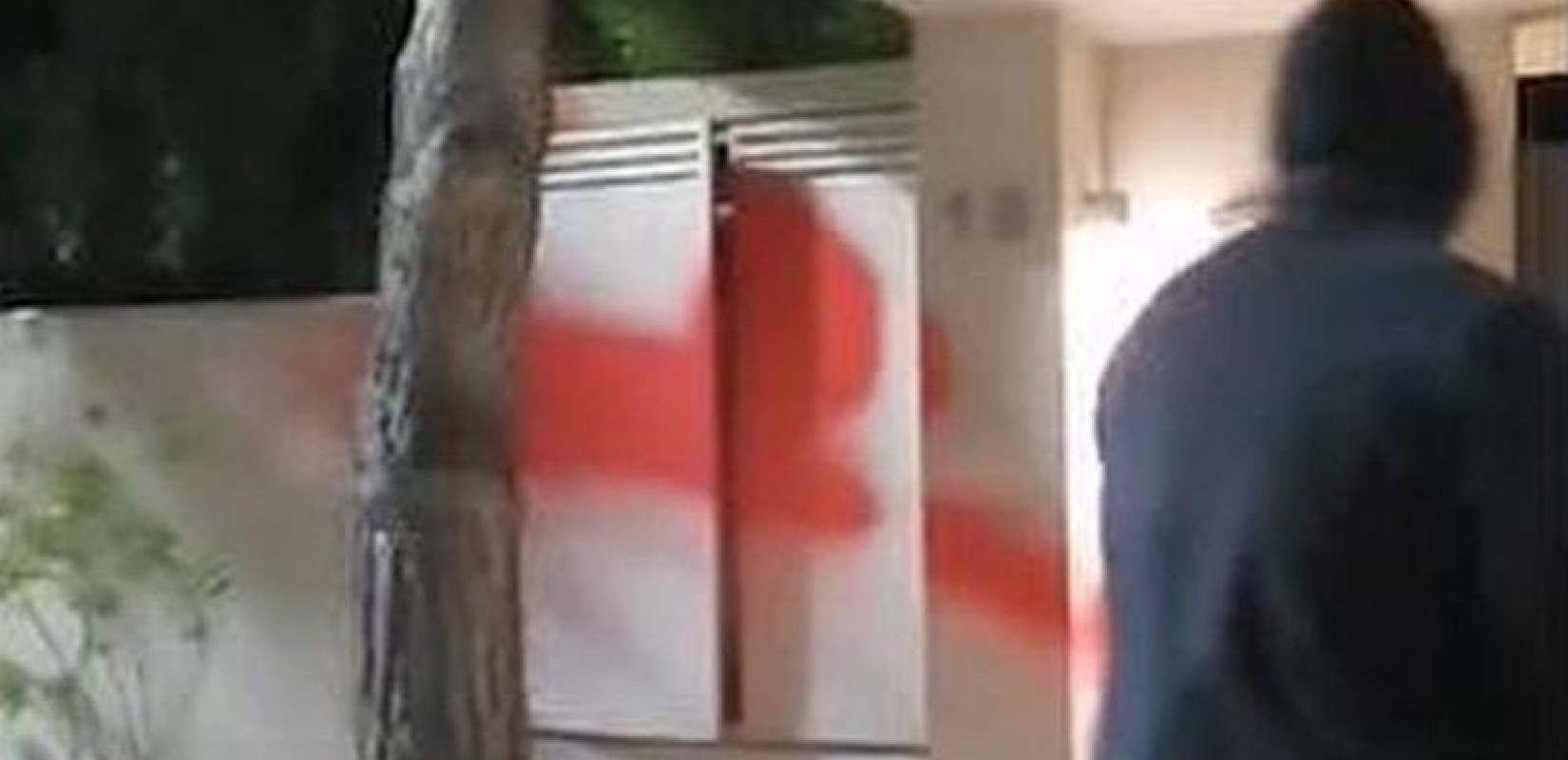 Παρέμβαση Ρουβίκωνα στο σπίτι του υπουργού Επικρατείας, Γιώργου Γεραπετρίτη - Πέταξαν μπογιές