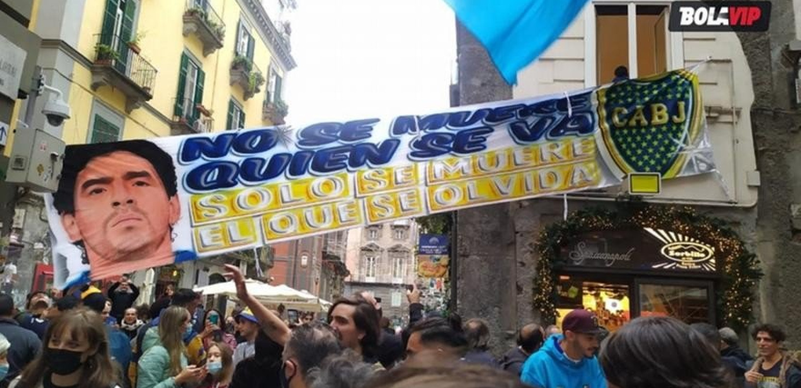 Οπαδοί της Μπόκα τιμούν τη μνήμη του Μαραντόνα στους δρόμους της Νάπολι (βίντεο)