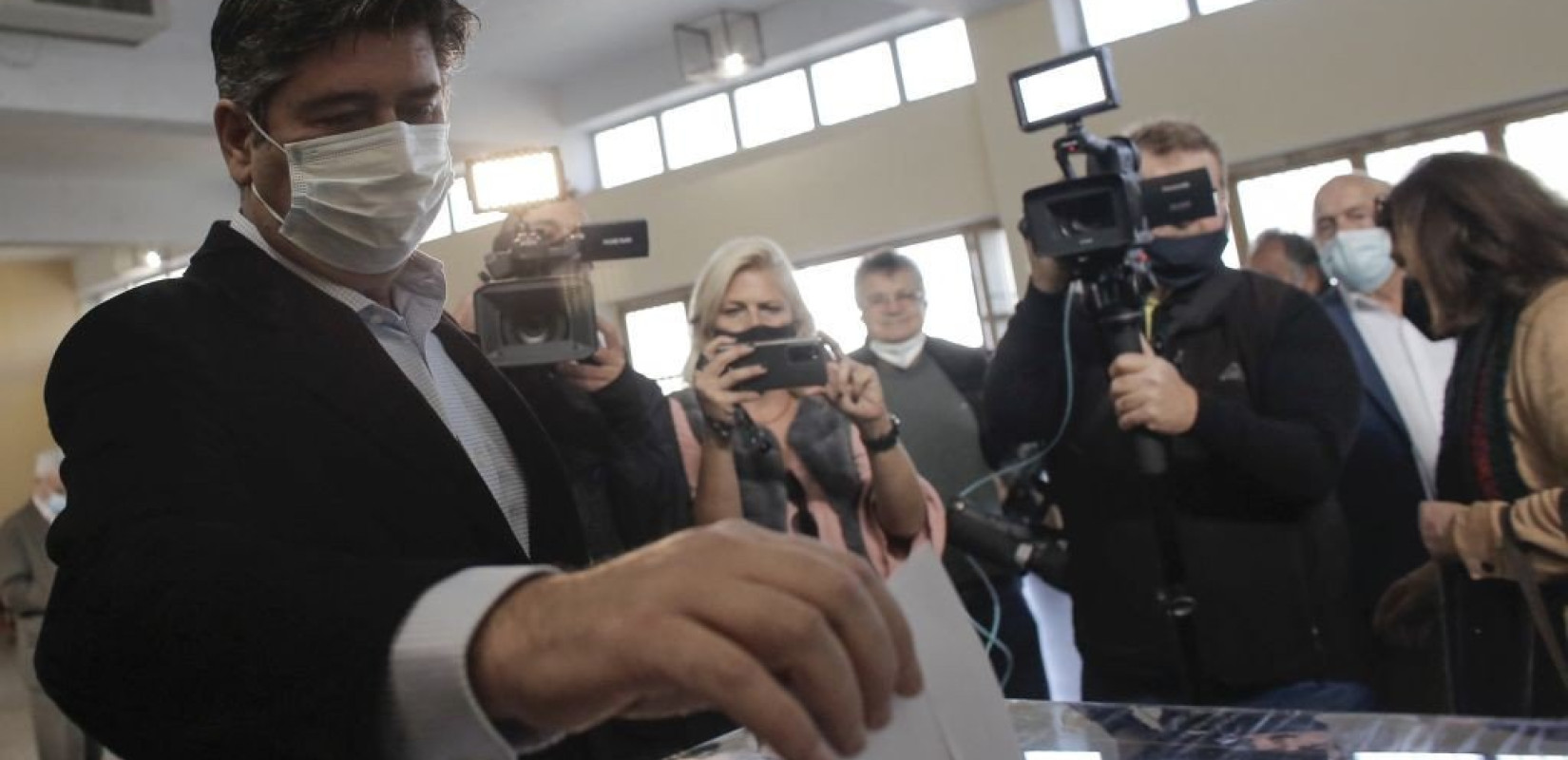 Ψήφισαν για πρόεδρο του ΚΙΝΑΛ ο σύζυγος και η κόρη της Φ. Γεννηματά (φωτ.)