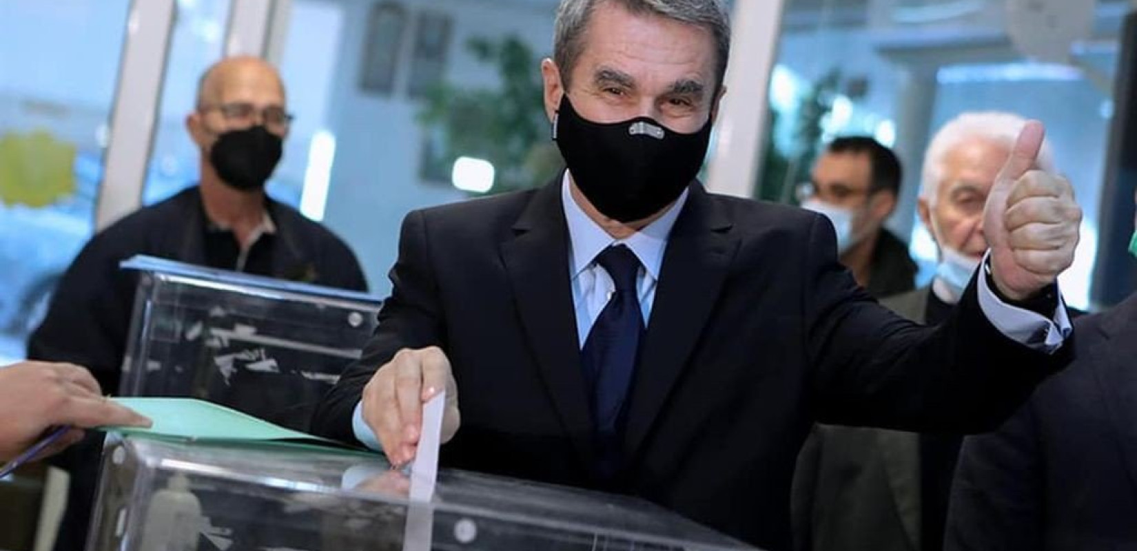 Ψήφισε ο Α. Λοβέρδος - Απηύθυνε κάλεσμα για ρεκόρ συμμετοχής στις εκλογές του ΚΙΝΑΛ (φωτ.)