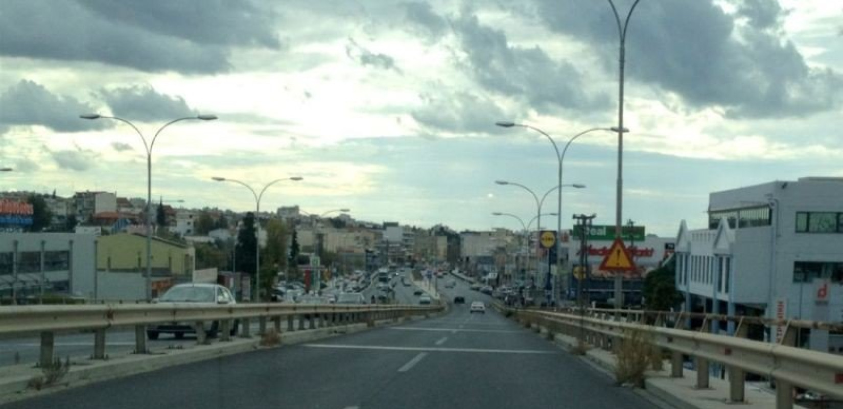 Θεσσαλονίκη: ΙΧ ανετράπη κάτω από τη γέφυρα της Σταυρούπολης