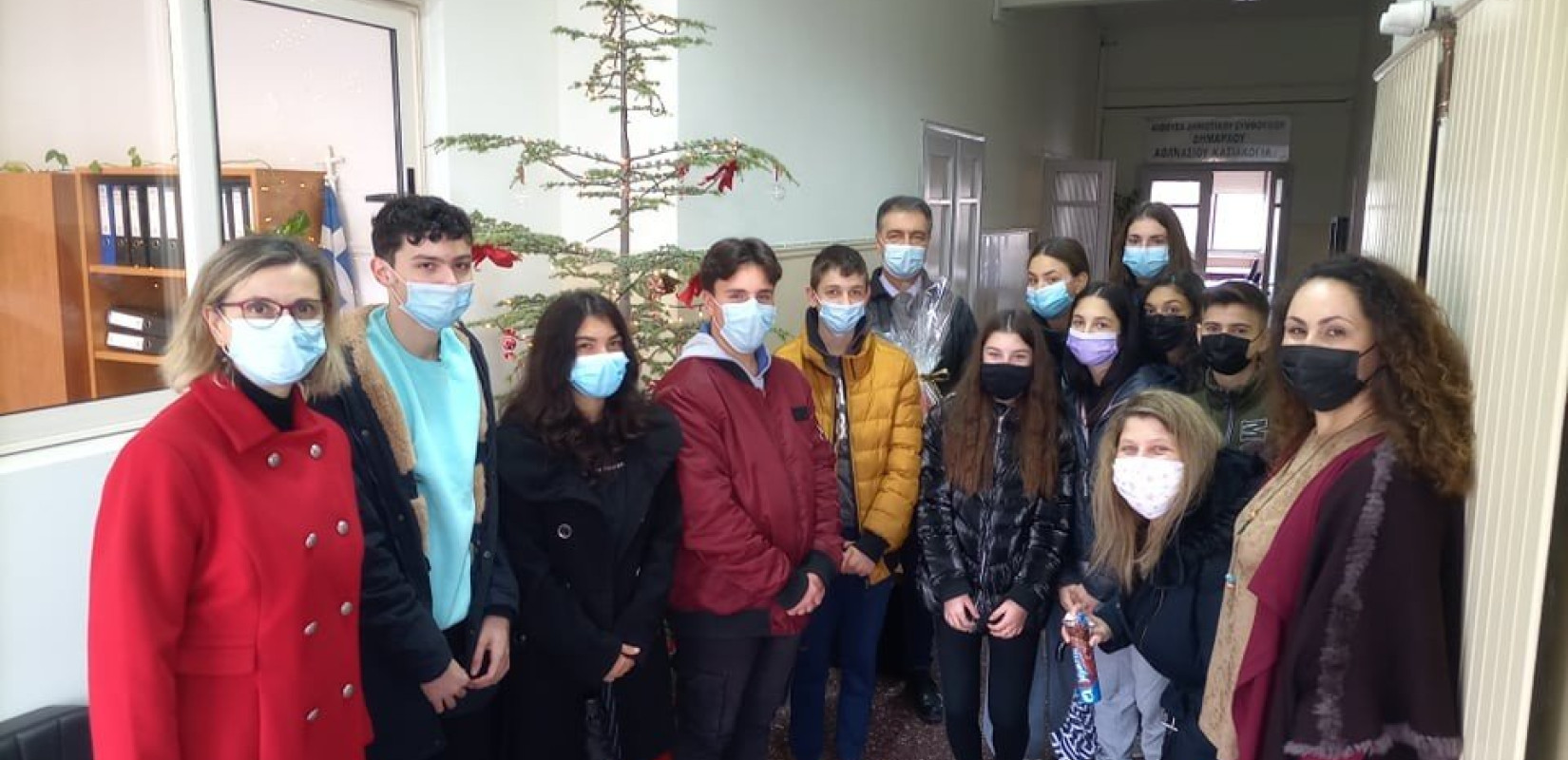 Τα κάλαντα στη νοηματική είπαν μαθητές του Γυμνασίου Νιγρίτας στον δήμαρχο Βισαλτίας (φωτ.)