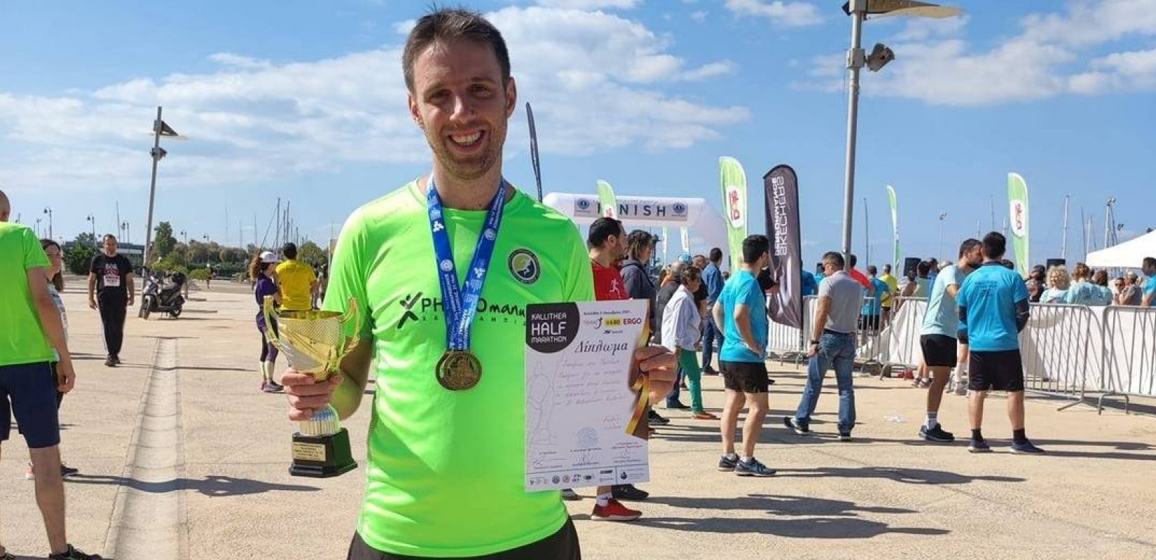 Μπήκε στο βιβλίο ρεκόρ Γκίνες τρέχοντας ημιμαραθώνιο με... σχοινάκι (βίντεο)