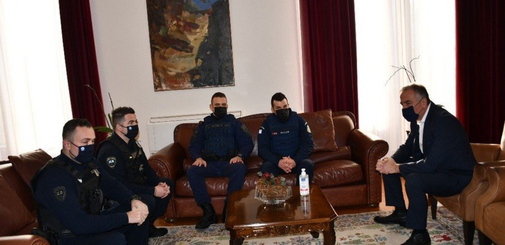 Θεσσαλονίκη: Τους τέσσερις αστυνομικούς που απέτρεψαν γυναικοκτονία συνάντησε ο Στ. Καλαφάτης