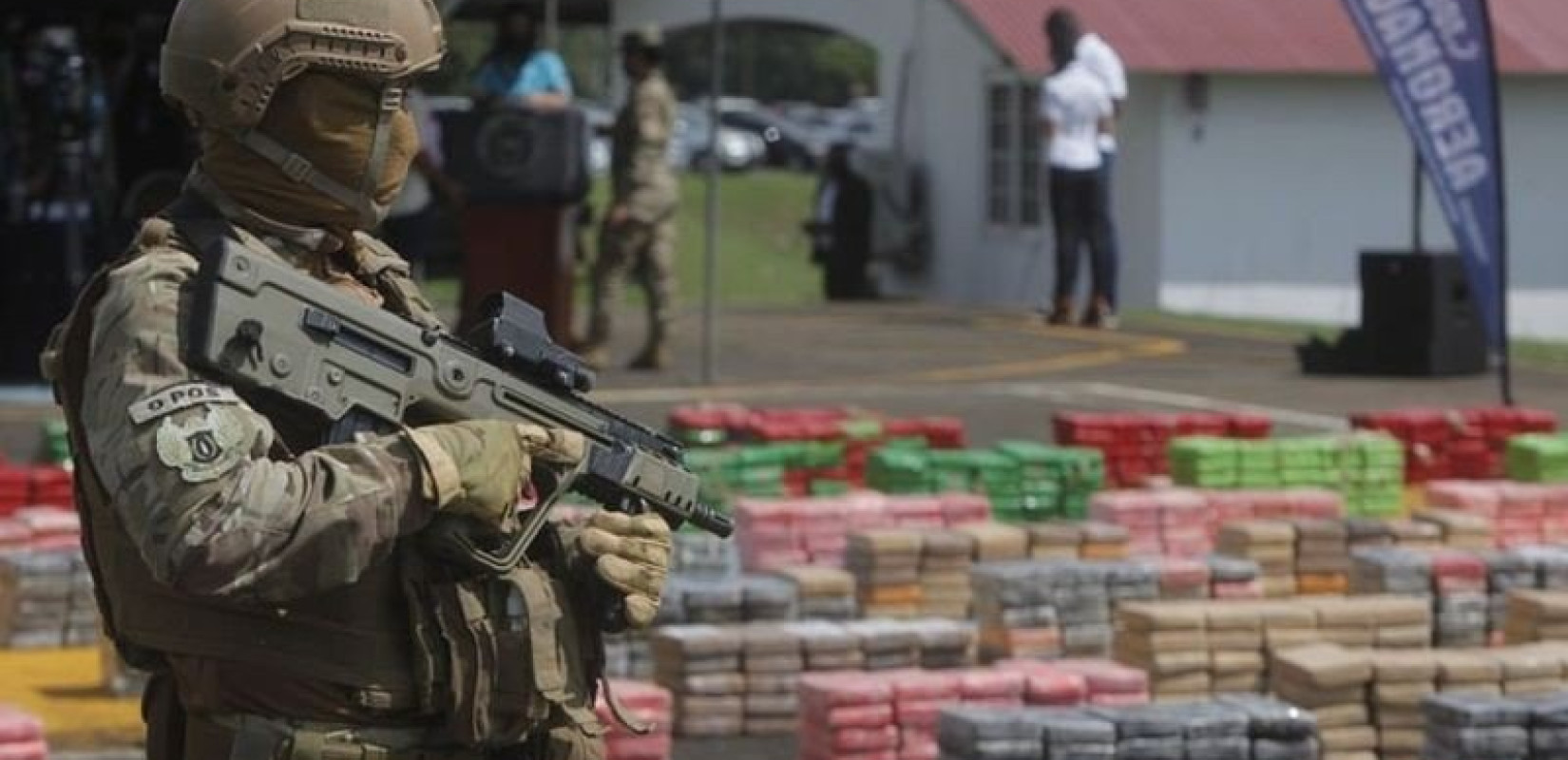 Ναρκωτικά: Επιχείρησαν να τα περάσουν σε πτήση μέσα στις περούκες που φορούσαν