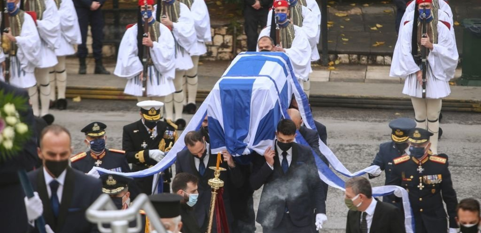 Με τιμές αρχηγού κράτους η ταφή του Κάρολου Παπούλια σήμερα στα Ιωάννινα