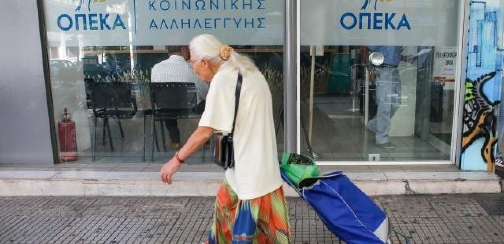 Οι Περιφέρειες ρίχνουν την ευθύνη στον ΟΠΕΚΑ για την καθυστέρηση στο πρόγραμμα βοήθειας σε απόρους