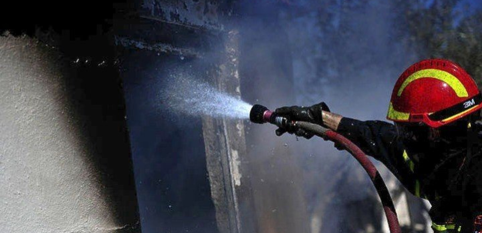 Πυρκαγιά σε διαμέρισμα - Επιχείρηση της πυροσβεστικής