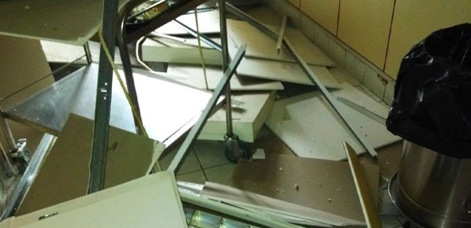 Ευαγγελισμός: Κατέρρευσε ψευδοροφή στο νοσοκομείο – Τραυματίστηκαν δύο εργαζόμενες (βίντεο-φωτ.)