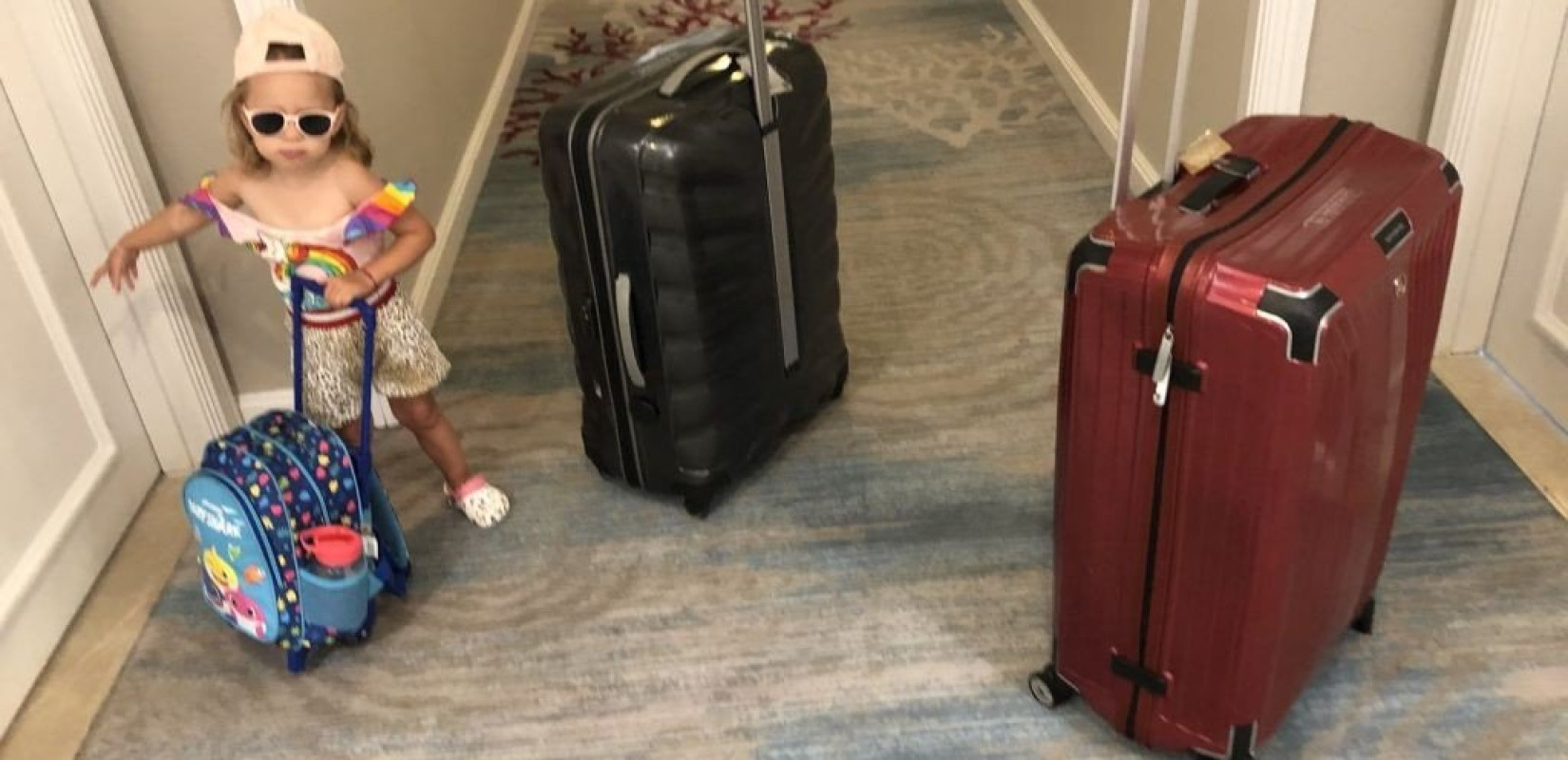 Κοριτσάκι 2,5 ετών ταξίδεψε ήδη σε 12 χώρες - "Μπουσουλάει" από Παρίσι μέχρι Καραϊβική