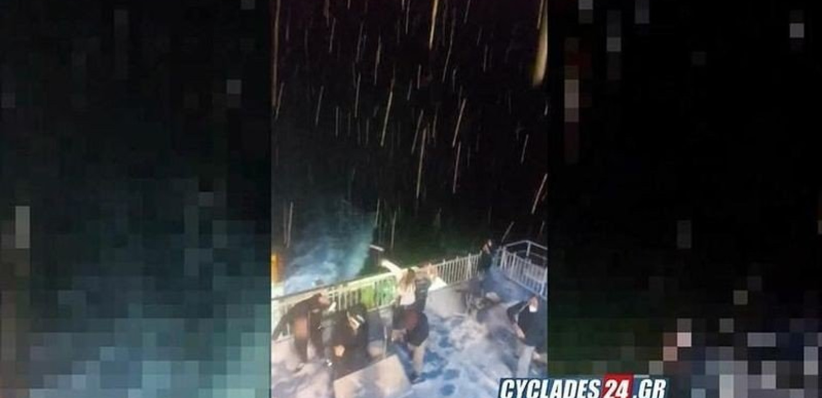 Έπαιξαν χιονοπόλεμο στο κατάστρωμα του πλοίου... μεσοπέλαγα (βίντεο)