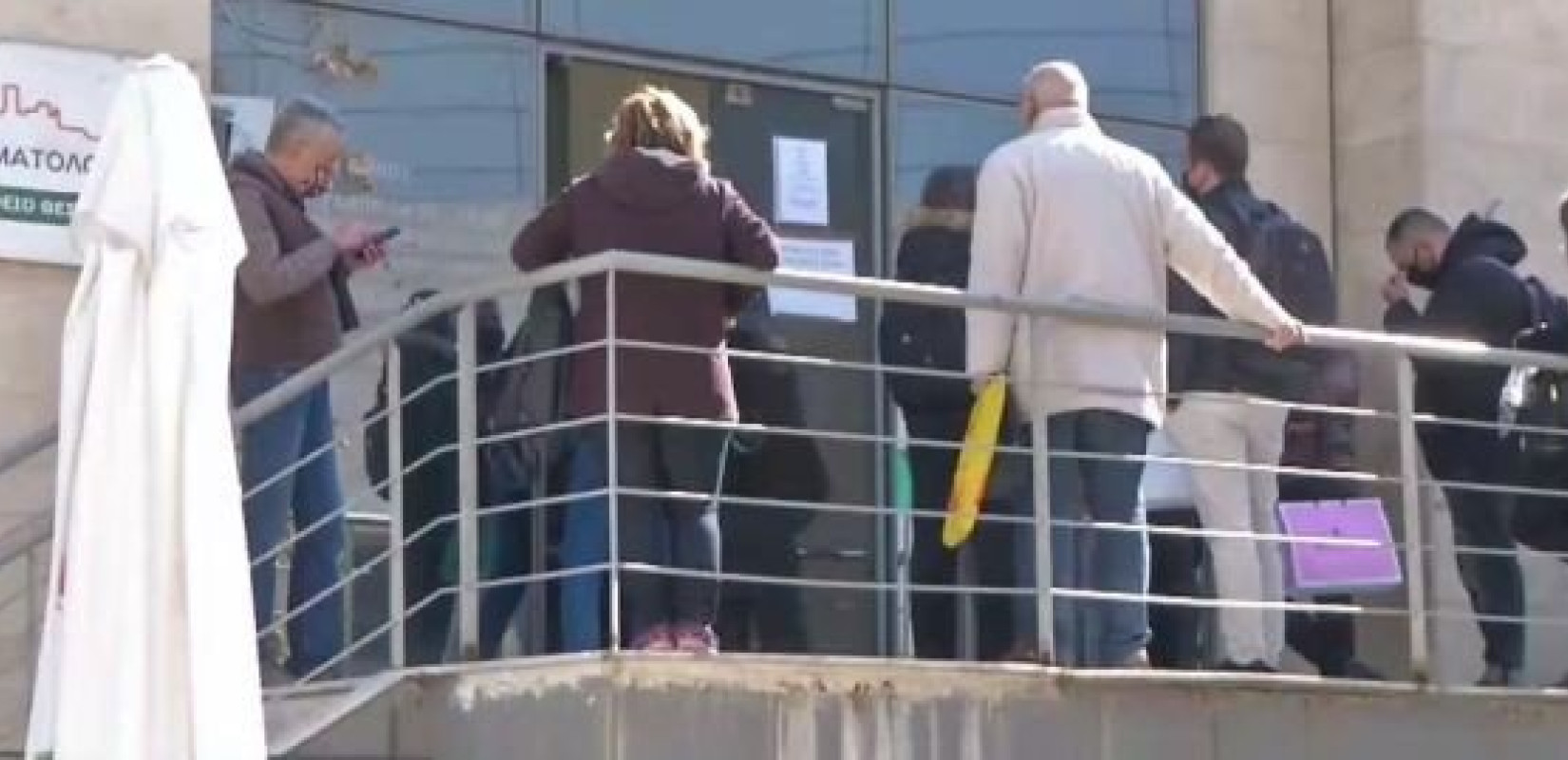 Ατελείωτες ουρές ταλαιπωρίας και λιποθυμίες έξω από το Κτηματολόγιο (βίντεο)