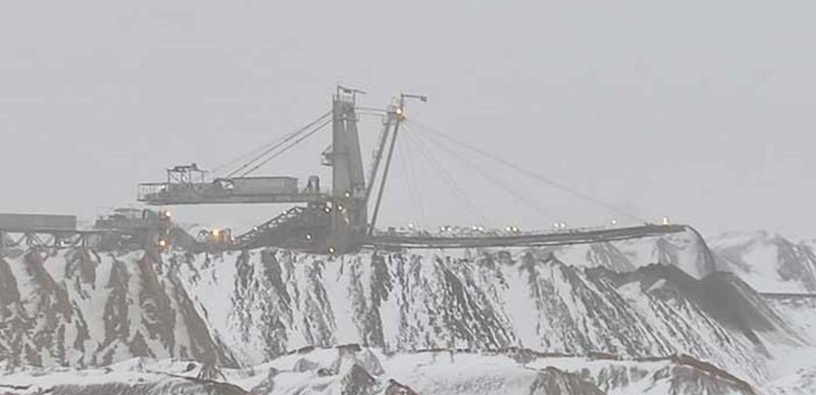 Απόκοσμη εικόνα στα χιονισμένα λιγνιτωρυχεία της ΔΕΗ στην Πτολεμαΐδα (βίντεο & φωτ.)
