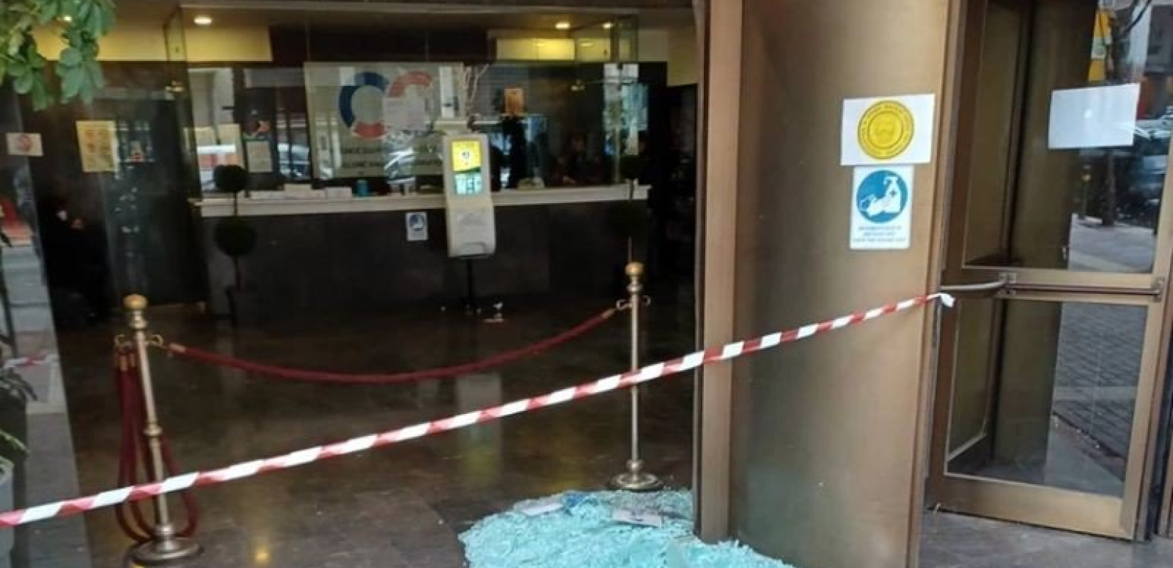 Ρουβίκωνας: Νέα επίθεση με βαριοπούλες στο Μέγαρο του ΟΣΕ