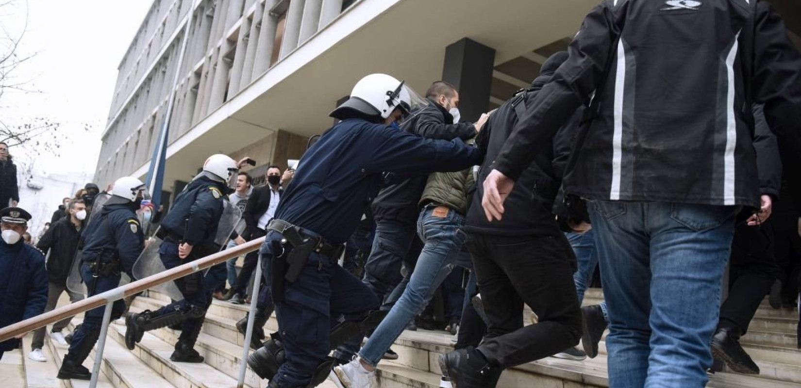 Δολοφονία Άλκη: Ιατροδικαστική εξέταση για το τραύμα στο χέρι ενός από τους συλληφθέντες, ζήτησε η ανακρίτρια