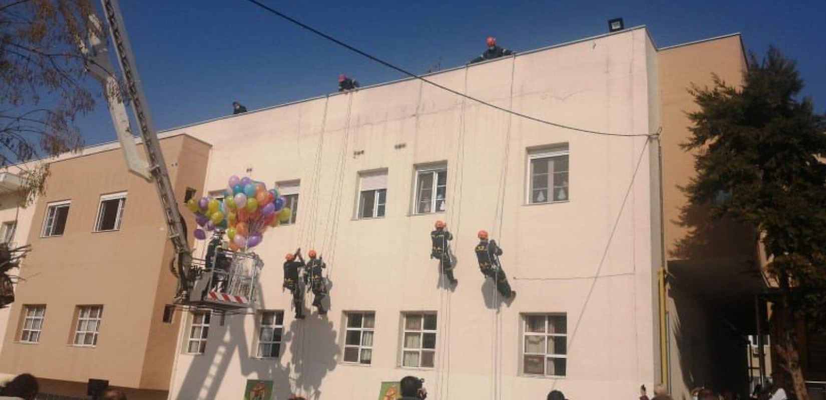 ΑΧΕΠΑ: Μια αγκαλιά ευχές και... μπαλόνια για τα παιδιά με καρκίνο (φωτογραφίες)