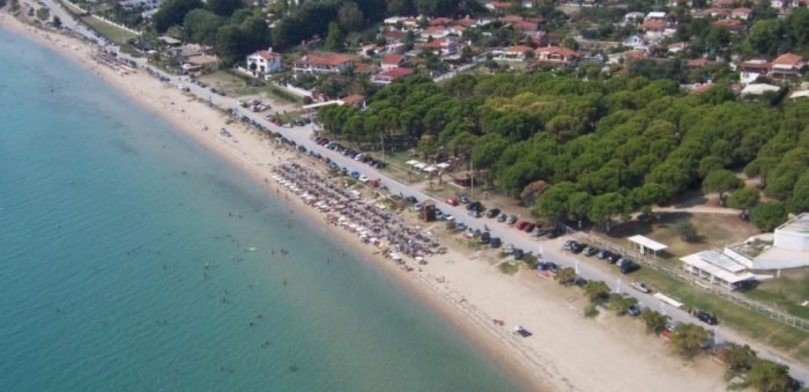 Χαλκιδική: Οι κάτοικοι στη Νέα Φώκαια βάζουν εμπόδια για να μη παρκάρουν μπροστά στα σπίτια τους 