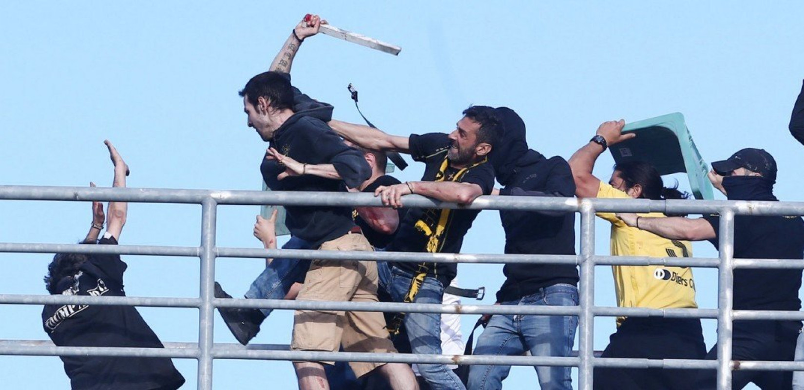 Διακόπηκε η δίκη για τα επεισόδια των χούλιγκαν ΠΑΟΚ και ΑΕΚ το 2017 στο Πανθεσσαλικό (βίντεο)