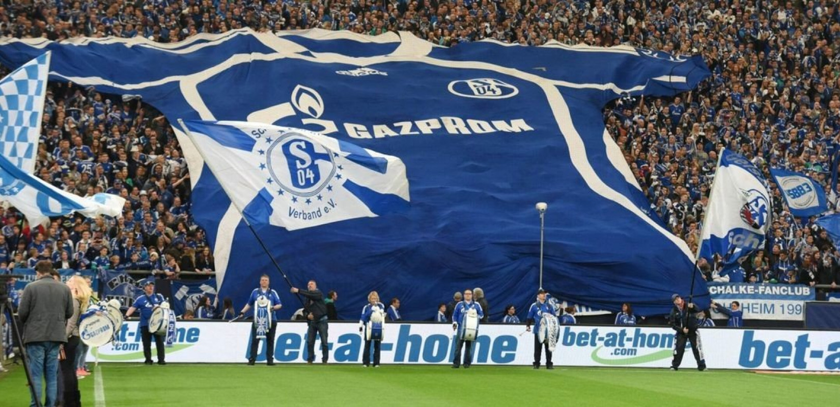 Η γερμανική Σάλκε αφαίρεσε το λογότυπο της ρωσικής Gazprom από τη φανέλα της