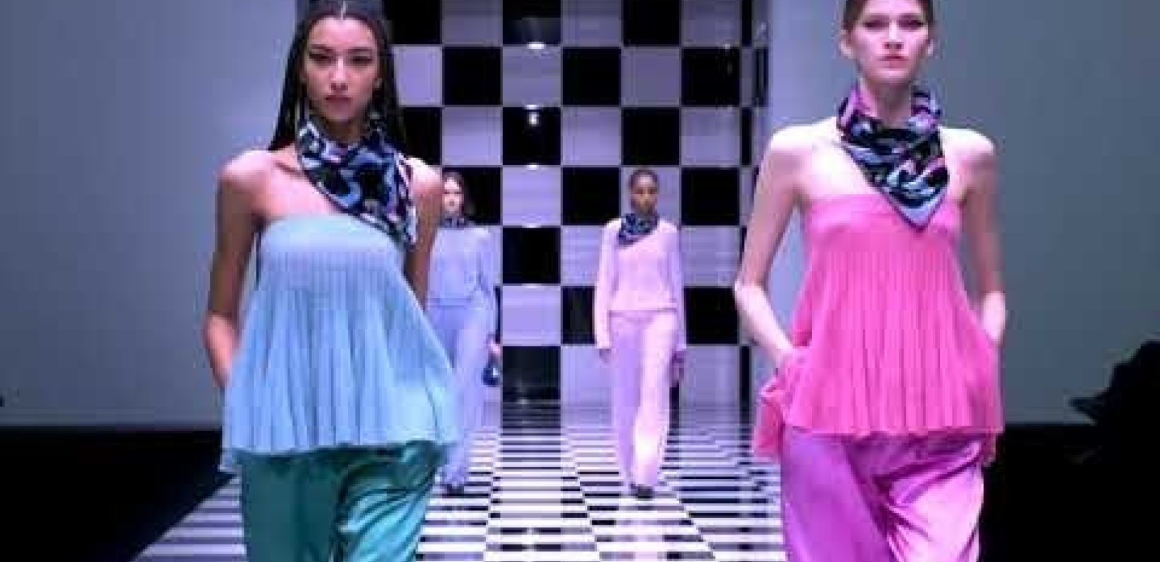 Η "σιωπηρή" επίδειξη μόδας του Αρμάνι σε ένδειξη σεβασμού και αλληλεγγύης