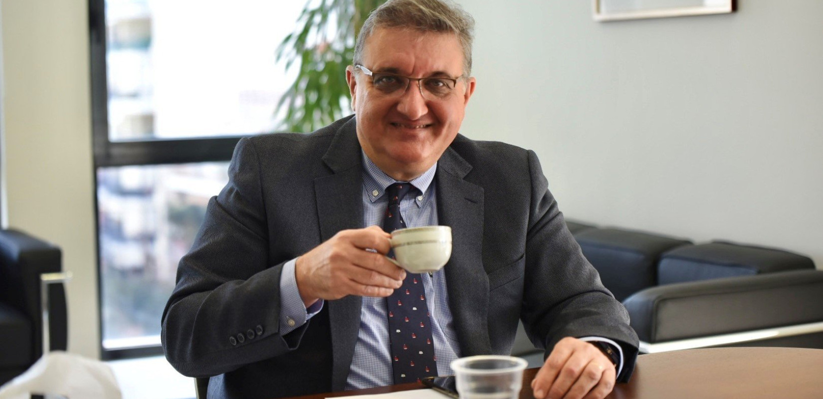 Πρωινός καφές με τον πρόεδρο του Πανελληνίου Ιατρικού Συλλόγου Θανάση Εξαδάκτυλο