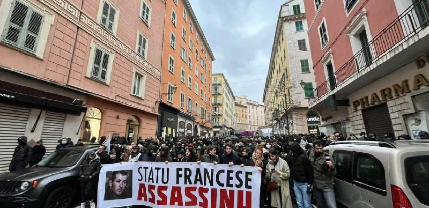 Eπεισόδια στην Κορσική: Φωτιά από μολότοφ και δακρυγόνα – Ο Γάλλος υπουργός Εσωτερικών μεταβαίνει στο νησί (βίντεο)