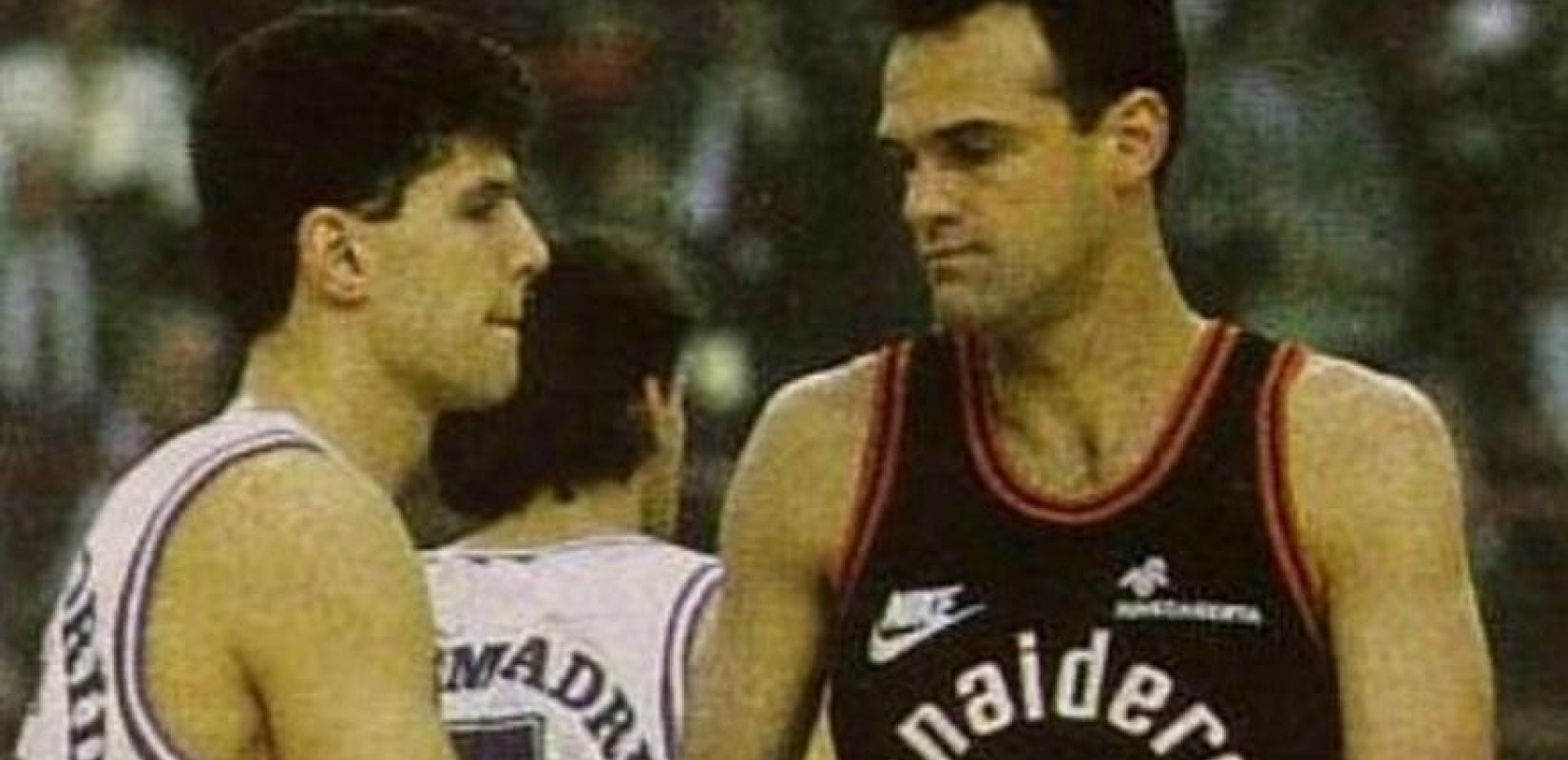 Ντράζεν Πέτροβιτς - Όσκαρ Σμιντ: Η τιτανομαχία στο ΣΕΦ που έγραψε ιστορία (βίντεο)