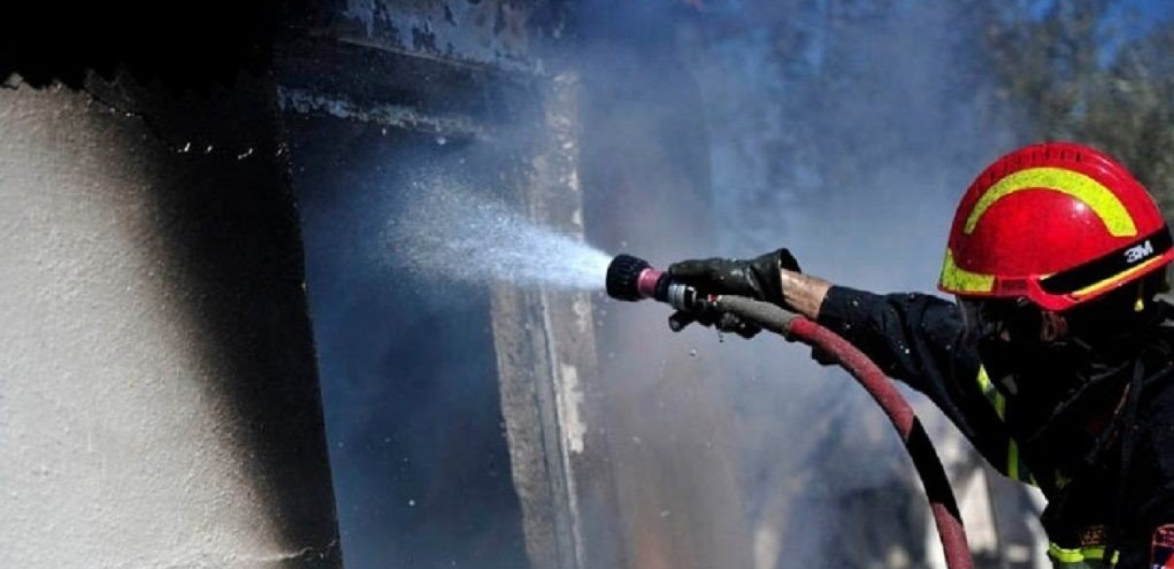 Τραγωδία σε υπόγειο διαμέρισμα στο Αιγάλεω: Νεκρή 82χρονη από πυρκαγιά - Πέθανε και ο σκύλος της (βίντεο)
