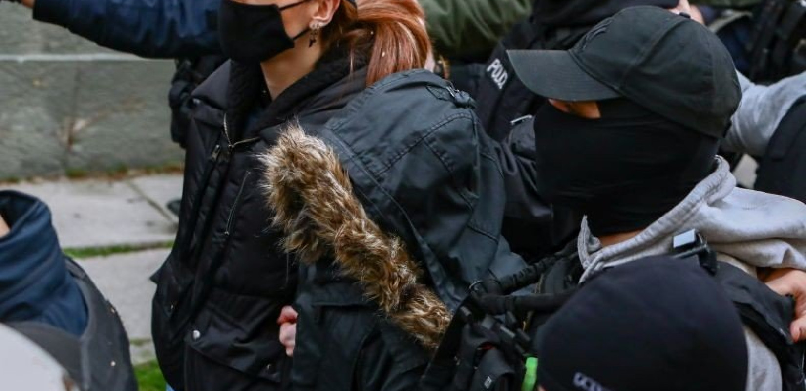 Νεκρά παιδιά στην Πάτρα: Στα δικαστήρια υπό δρακόντεια μέτρα ασφαλείας η Ρούλα Πισπιρίγκου (βίντεο)