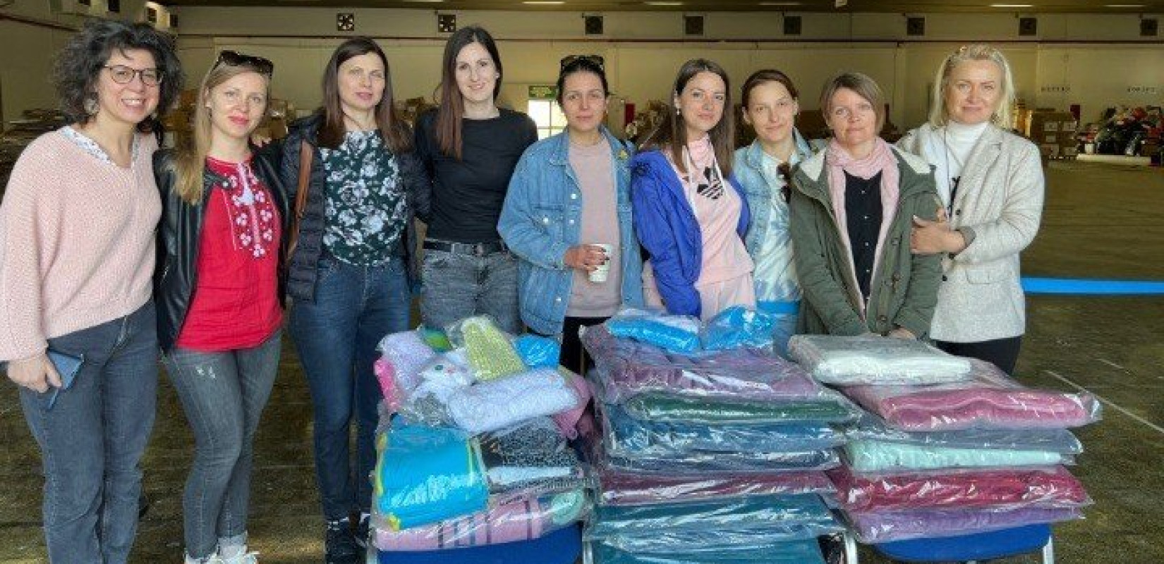 Θεσσαλονίκη: «Το ακούραστο βελόνι» παρέδωσε κουβέρτες και σκουφάκια για τα προσφυγόπουλα της Ουκρανίας