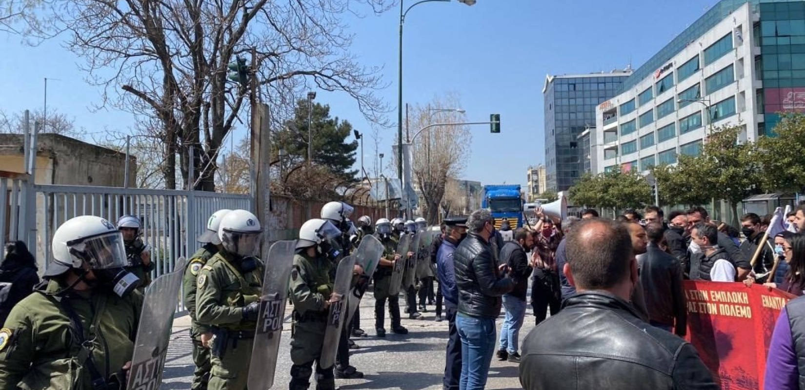 Ολοκληρώθηκε η συγκέντρωση ΓΣΕΕ στο ΕΚΘ -Προσαγωγές και ένας τραυματίας στην πορεία στο λιμάνι (βίντεο, φωτ.) Ολοκληρώθηκε η συγκέντρωση ΓΣΕΕ στο ΕΚΘ -Προσαγωγές και ένας τραυματίας στην πορεία στο λιμάνι (βίντεο, φωτ.)