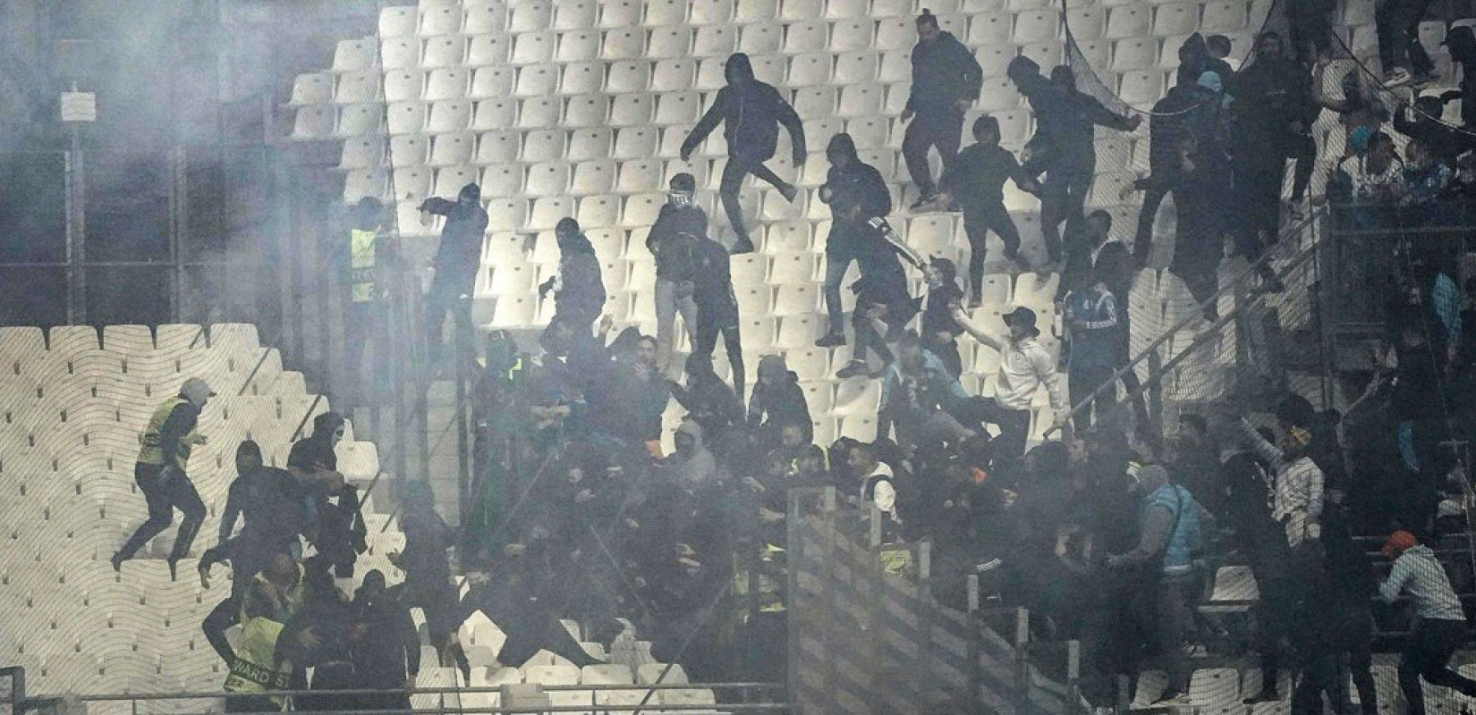 Η αστυνομία έκανε χρήση χημικών στην κερκίδα των οπαδών του ΠΑΟΚ - "Ανταλλαγή" φωτοβολίδων μεταξύ των φανατικών (βίντεο, φωτ.)