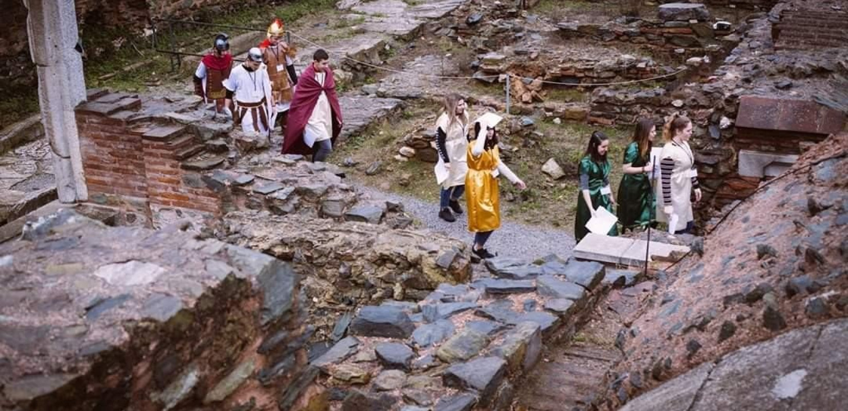 Μάθημα Ιστορίας Ε' δημοτικού με "ηθοποιούς" τους μαθητές στη Ρωμαϊκή Αγορά της Θεσσαλονίκης (φωτ.)