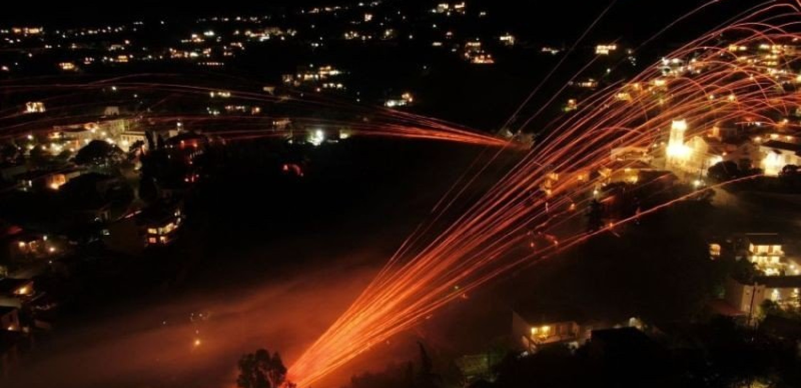 Χίος: Κατασχέθηκαν πάνω από 900 αυτοσχέδιες ρουκέτες σε εγκαταλελειμμένο κτίριο στην περιοχή του Βροντάδου
