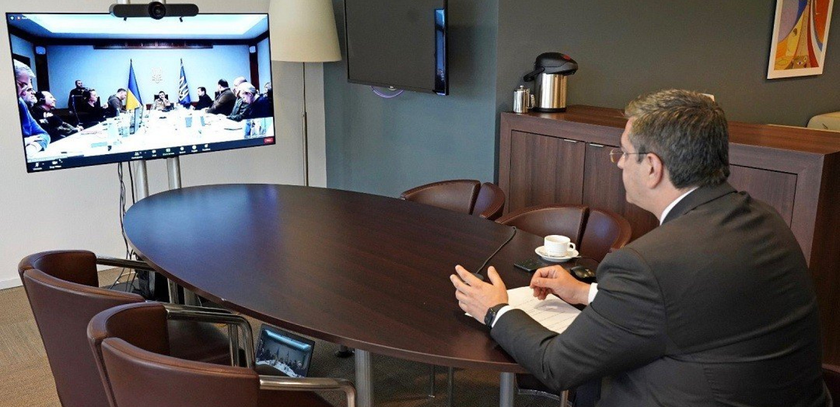 Eπικοινωνία Τζιτζικώστα - Ζελένσκι με τηλεδιάσκεψη: «Είμαστε έτοιμοι να σας βοηθήσουμε να ξαναχτίσετε την Ουκρανία»