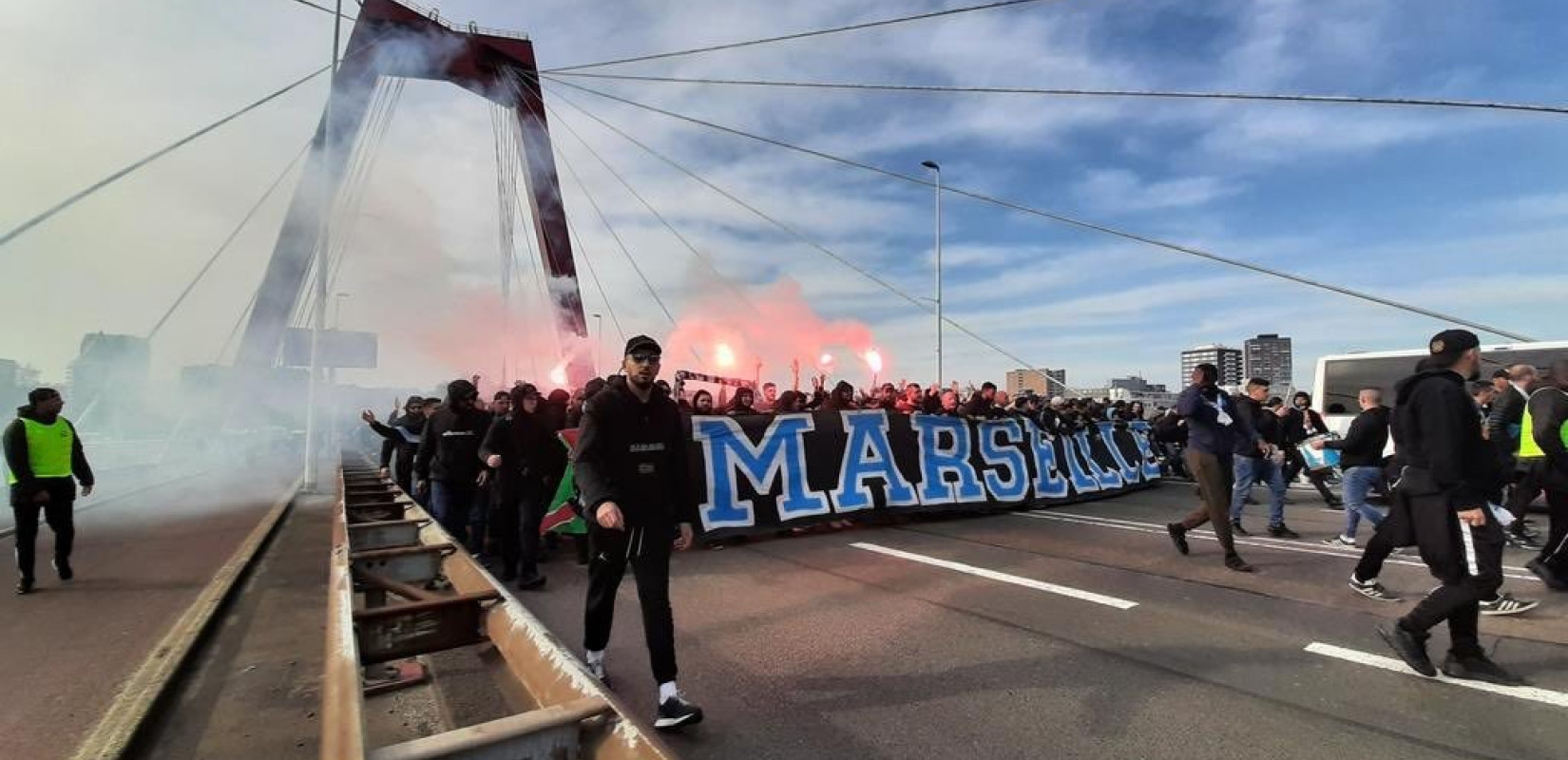 Ευτυχώς δεν ήλθαν στη Θεσσαλονίκη: Οι οπαδοί της Μαρσέιγ προκάλεσαν επεισόδια και στο Ρότερνταμ (βίντεο)