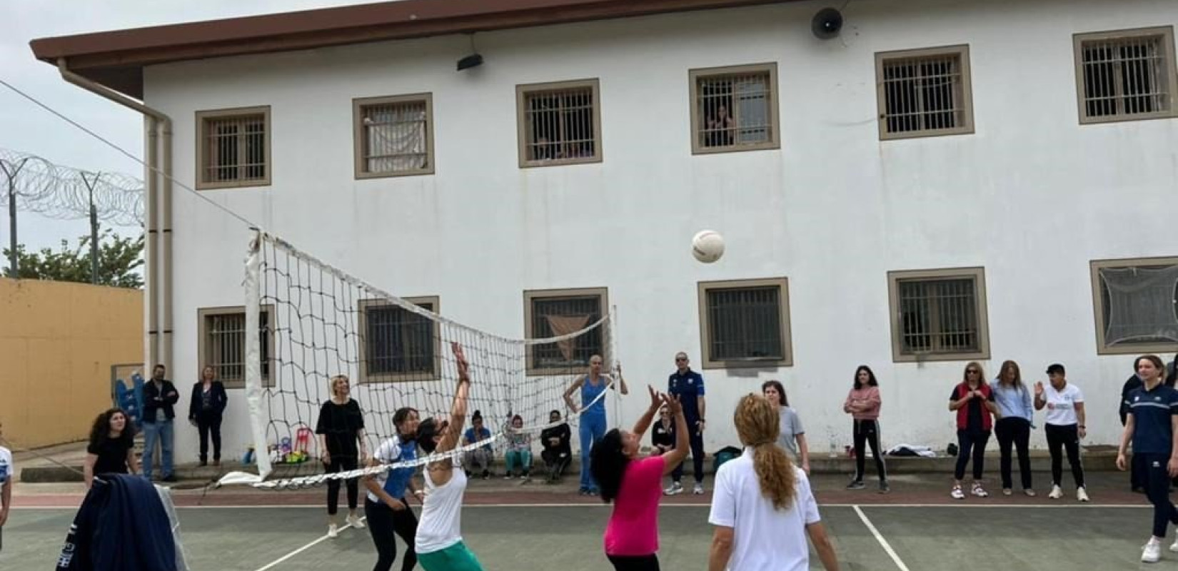 Ένας διαφορετικός αγώνας βόλεϊ στις γυναικείες φυλακές Θήβας (φωτ.)