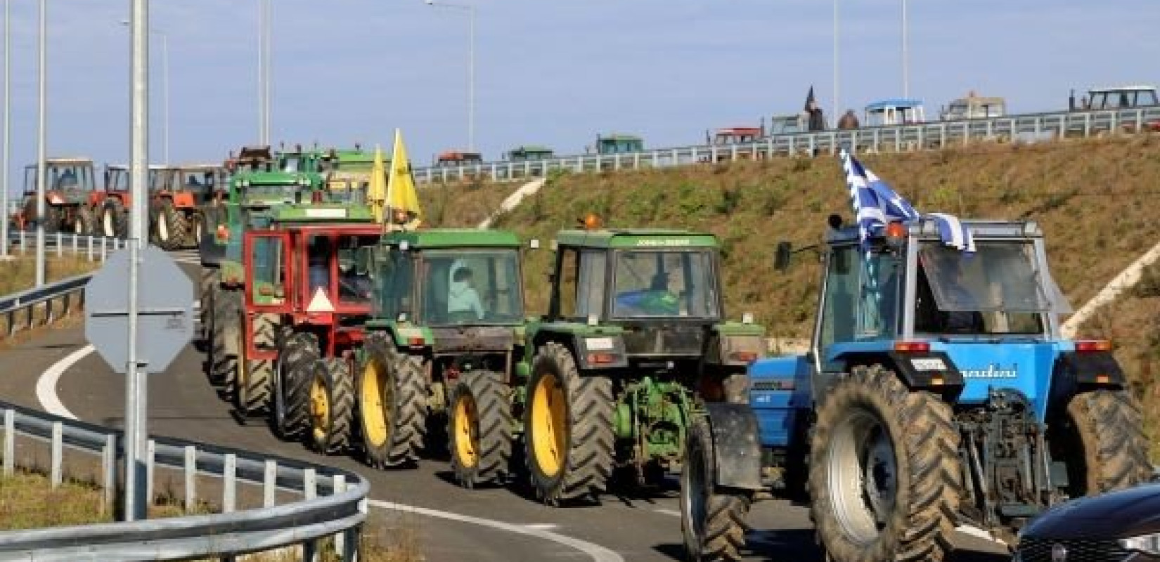 Στους δρόμους οι αγρότες σε όλη τη χώρα – Μπλόκα από το μεσημέρι στη Θεσσαλία