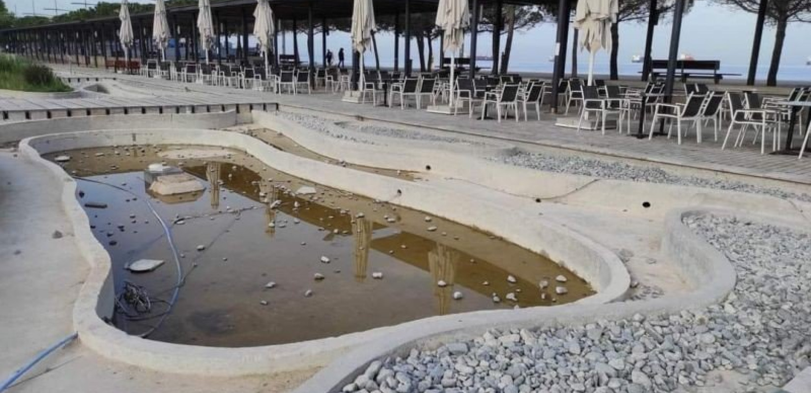 "Φίλοι της Νέας Παραλίας": Η Νέα Παραλία αποτελεί πλέον ένα επικίνδυνο "παιχνίδι" για μικρούς και μεγάλους!