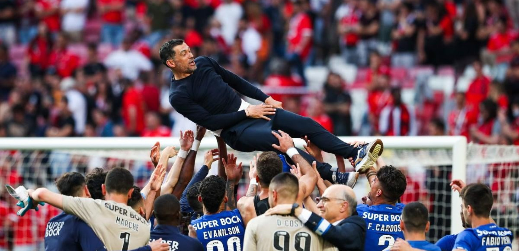 Η Πόρτο πήρε το πρωτάθλημα και ο Κονσεϊσάο το γιόρτασε με χορό και πούρα στα αποδυτήρια (βίντεο)