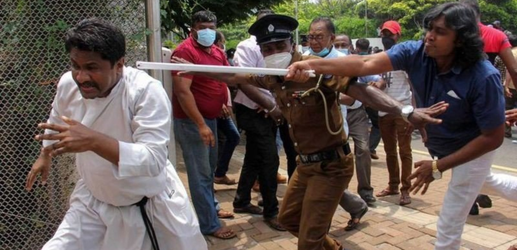 Σρι Λάνκα: Η αστυνομία έλαβε εντολές να πυροβολεί για να διατηρήσει την τάξη