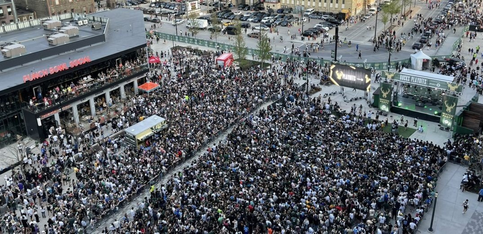 ΝΒΑ: Τρεις τραυματίες από πυροβολισμούς έξω από το γήπεδο των Μιλγουόκι Μπακς (βίντεο)