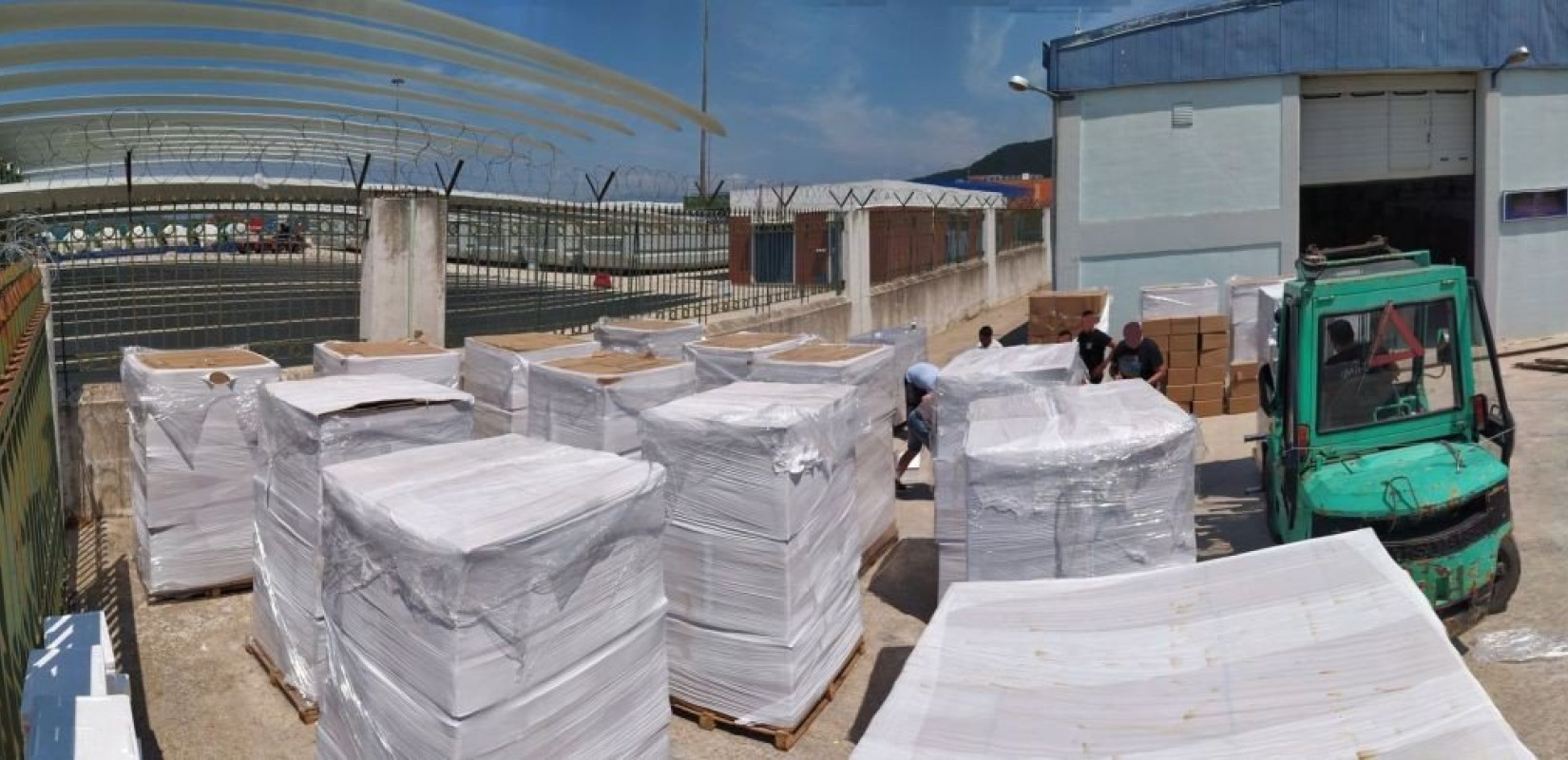 Ψυγείο έκρυβε εκατομμύρια λαθραία τσιγάρα στην Ηγουμενίτσα - 1,5 εκατ. ευρώ η απώλεια εσόδων (βίντεο & φωτ.)