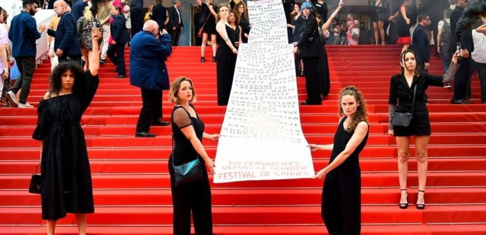 Πανό για τις γυναικοκτονίες και στη Γαλλία