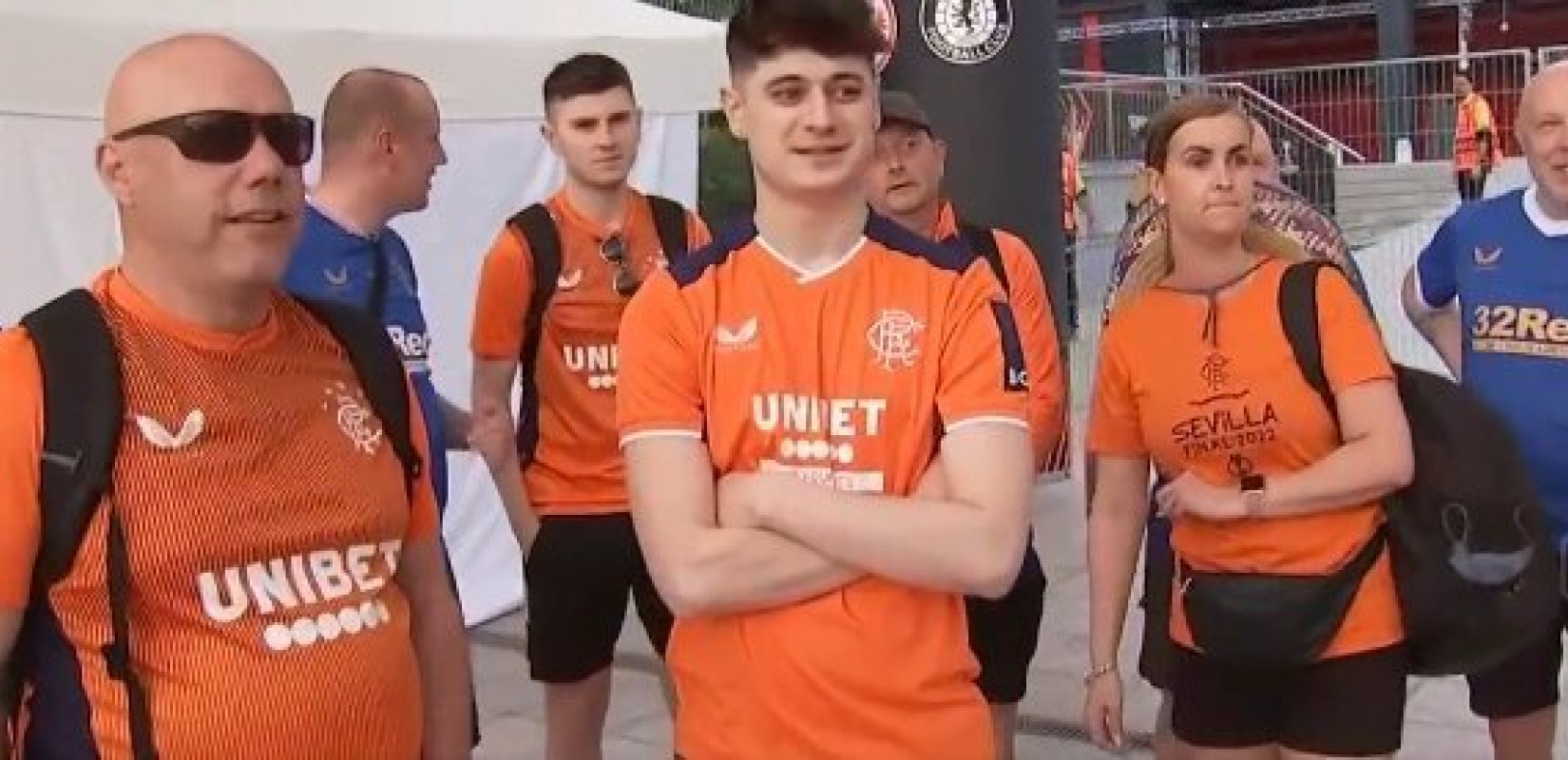 Τελικός Europa League: Οπαδοί της Ρέιντζερς κατασκήνωσαν έξω από το "Ραμόν Σάντσεθ Πιθχουάν" για ένα εισιτήριο (βίντεο)