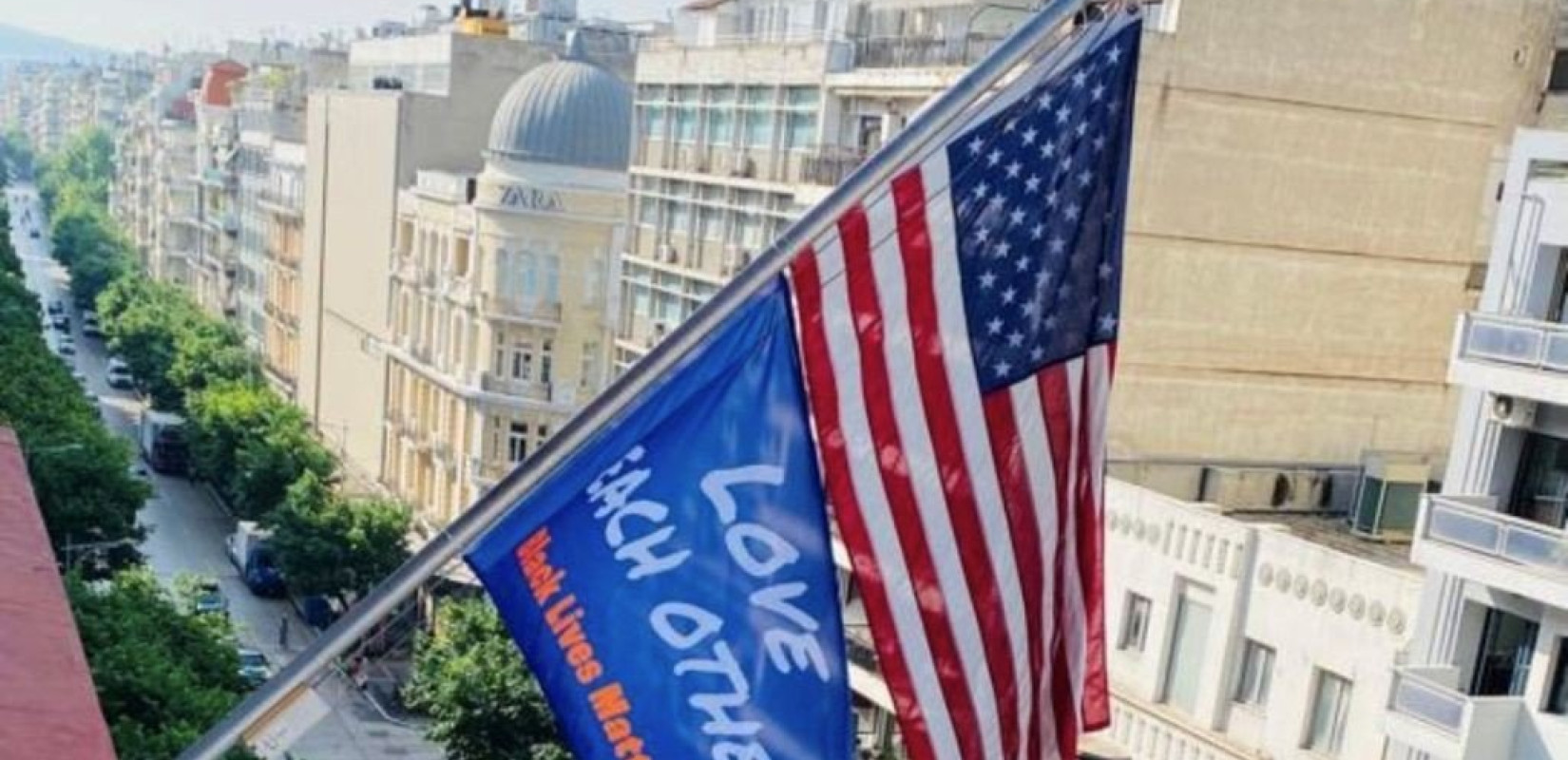 Μια σημαία για τα δύο χρόνια από τη δολοφονία του Τζορτζ Φλόιντ στα αμερικανικό προξενείο