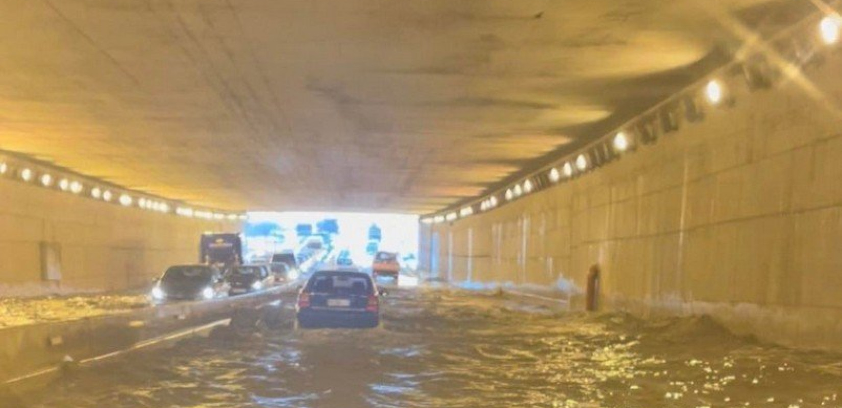Θεσσαλονίκη: Ο καιρός... τρελάθηκε - Ποτάμια οι δρόμοι - Χάος στα δυτικά - Εικόνες ντροπής στην κεντρική βιβλιοθήκη του ΑΠΘ (βίντεο, φωτ.)