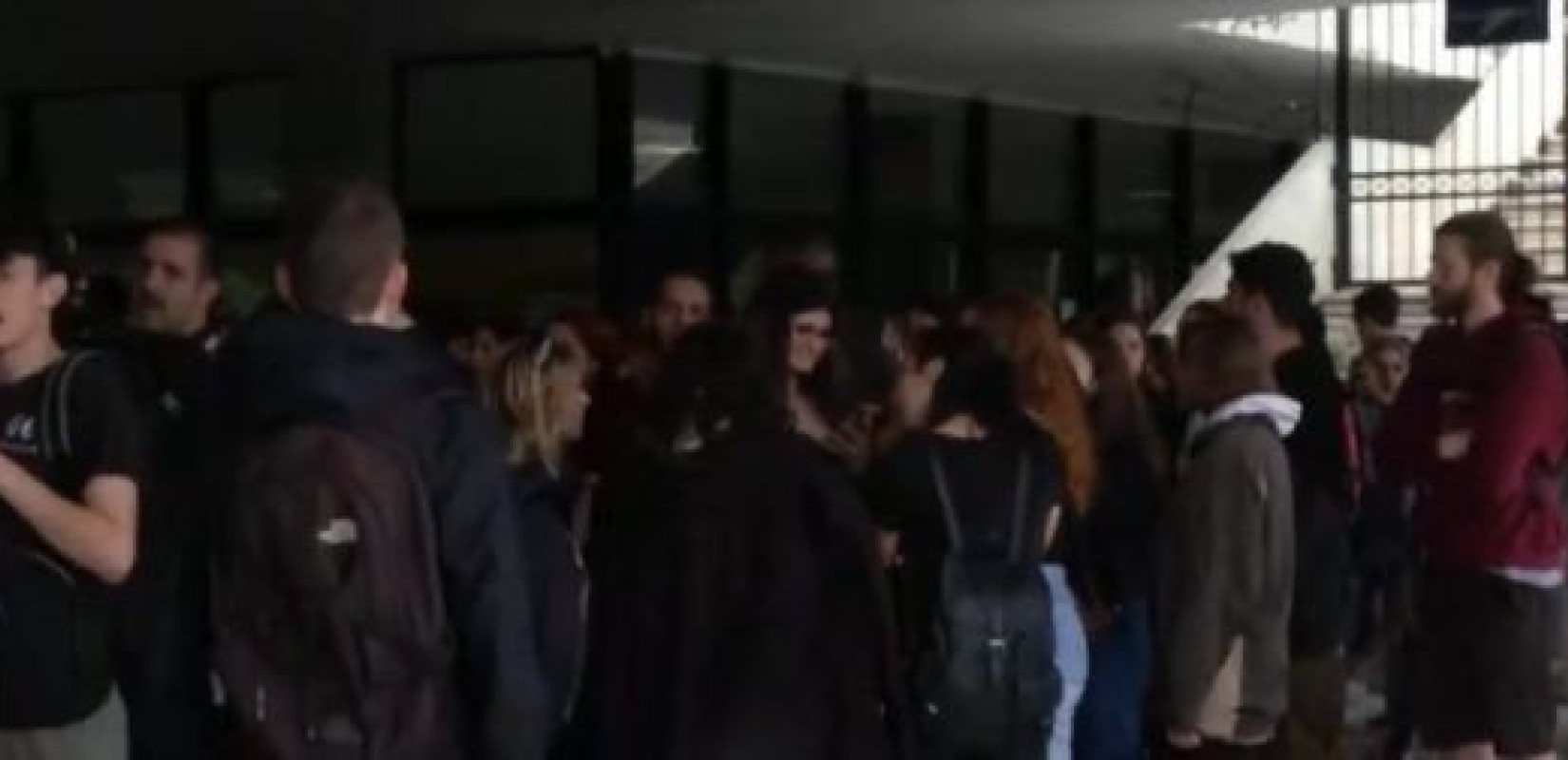 ΑΠΘ: Συγκέντρωση διαμαρτυρίας φοιτητών στην πρυτανεία παρά την καταιγίδα